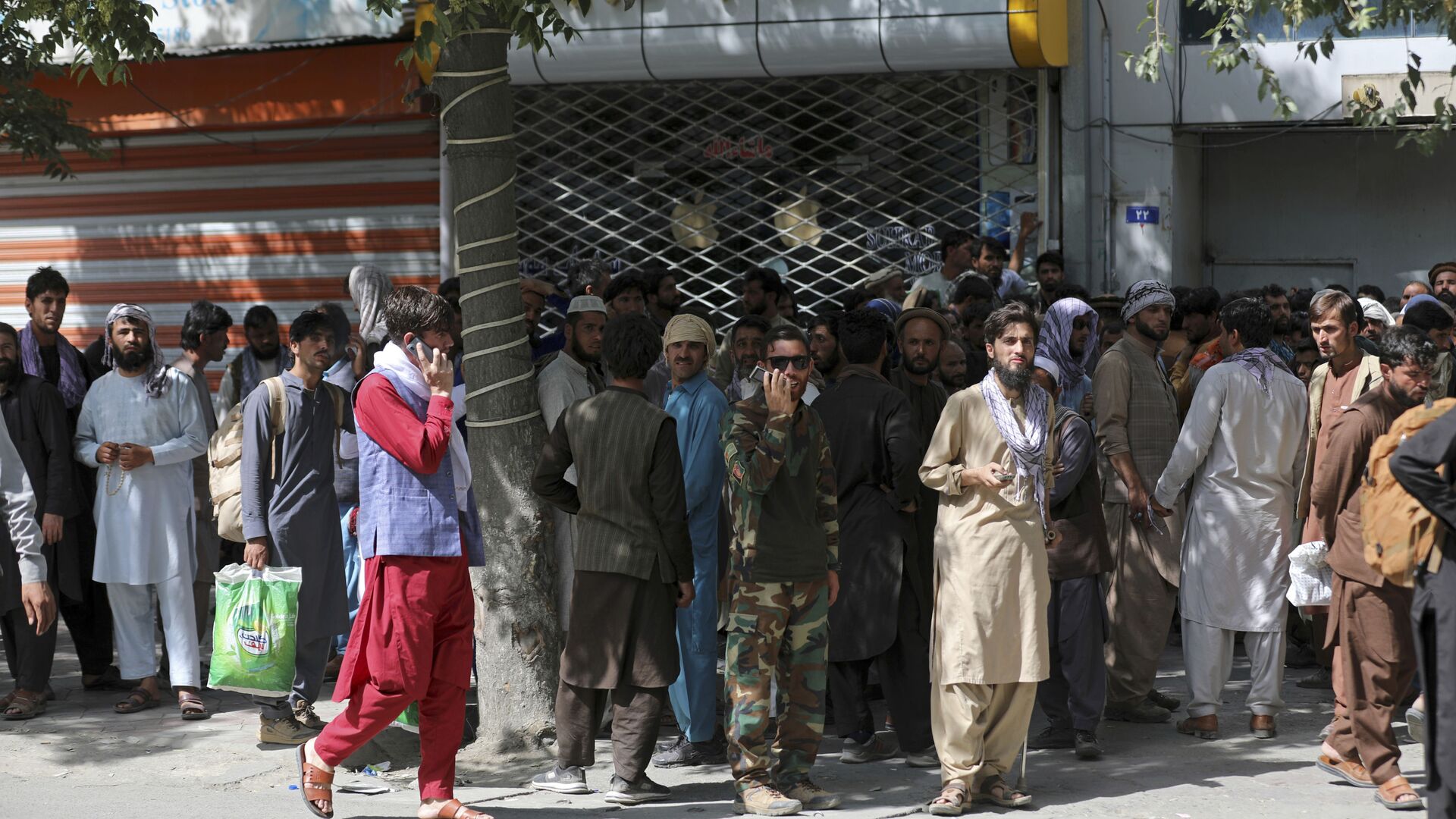 مواطنون أفغان يسحبون الأموال أمام بنك كابول في أفغانستان الأحد 15 أغسطس 2021 - سبوتنيك عربي, 1920, 23.08.2021