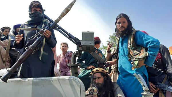 مسلحي حركة طالبان الأفغانية خلال عملياتها العسكرية التي قادت للسيطرة على العاصمة كابول في 15 أغسطس 2021 - سبوتنيك عربي