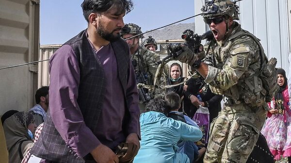 جندي أمريكي في مطار كابول يوجه سلاحه نحو أفغاني يحاول مغادرة البلاد إثر سيطرة طالبان على الحكم في أفغانستان - سبوتنيك عربي
