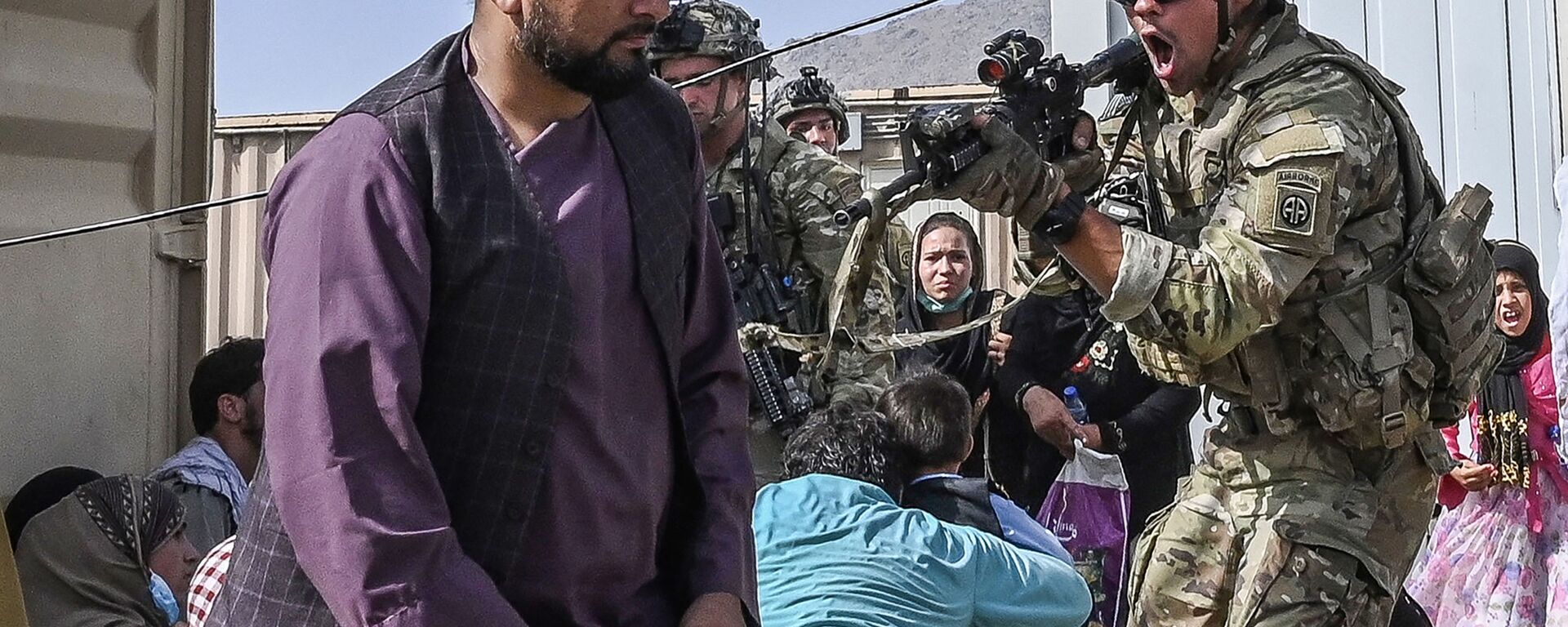 جندي أمريكي في مطار كابول يوجه سلاحه نحو أفغاني يحاول مغادرة البلاد إثر سيطرة طالبان على الحكم في أفغانستان - سبوتنيك عربي, 1920, 17.09.2021