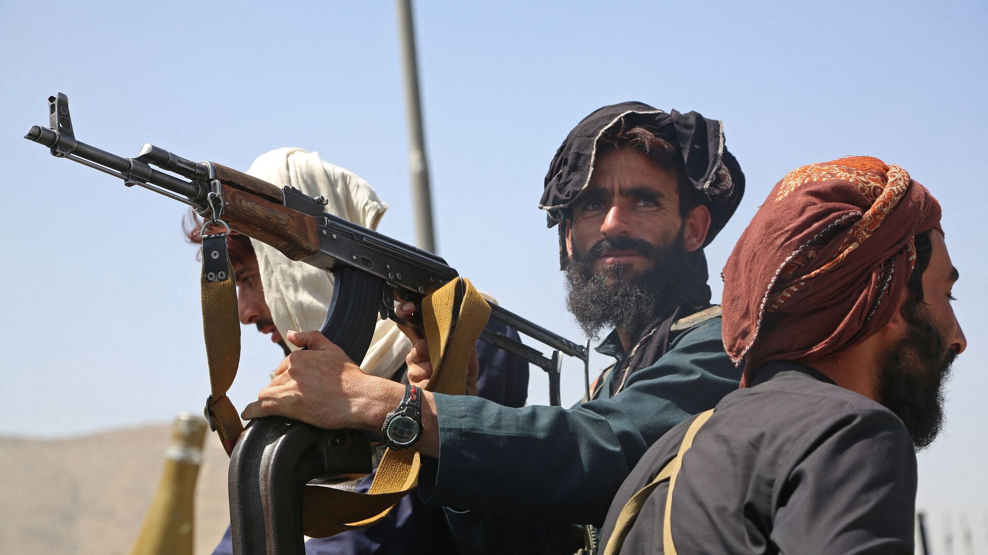 مسلحي حركة طالبان على متن مركبة أثناء مرورهم في العاصمة كابول إثر السيطرة عليها في 15 أغسطس 2021 - سبوتنيك عربي, 1920, 27.05.2023