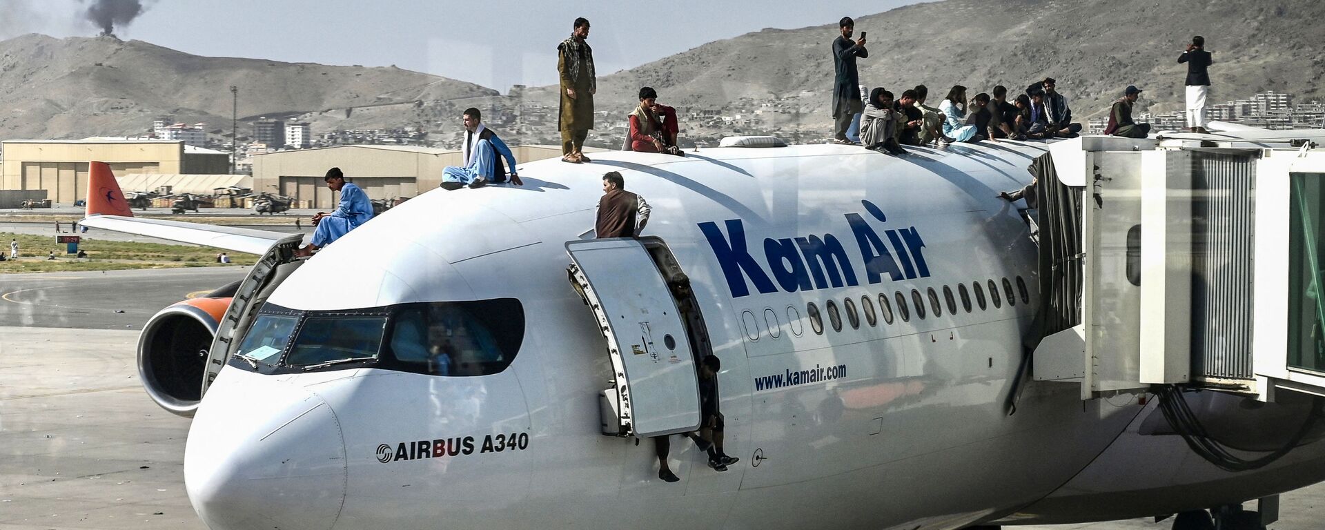 أفغان يتسلقون طائرة في مطار كابول - سبوتنيك عربي, 1920, 18.08.2021