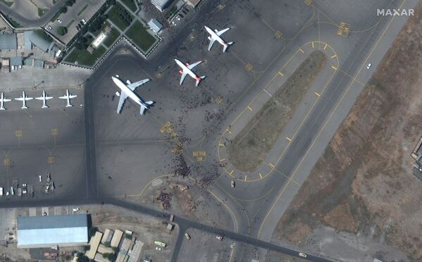 صورة من الأقمار الصناعية لحشد على مدرج مطار كابول - سبوتنيك عربي