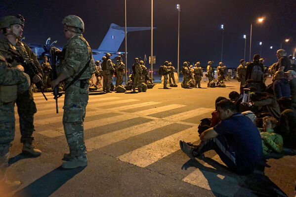 جنود من الجيش الفرنسي في مطار كابول - سبوتنيك عربي