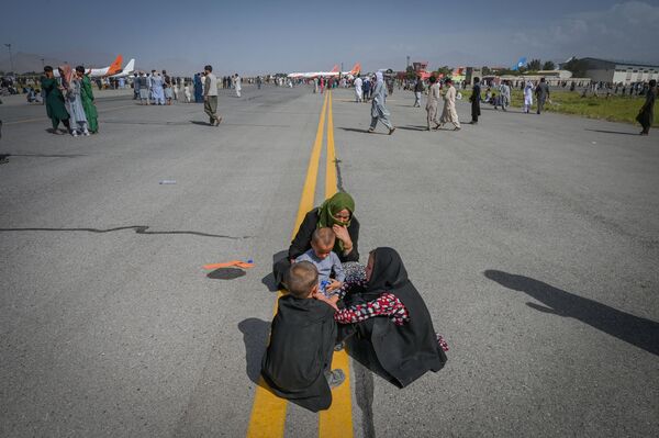 أفغان على المدرج في مطار كابول - سبوتنيك عربي