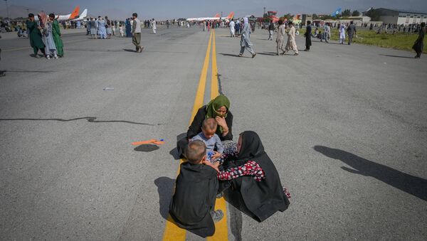 أفغان على المدرج في مطار كابول - سبوتنيك عربي