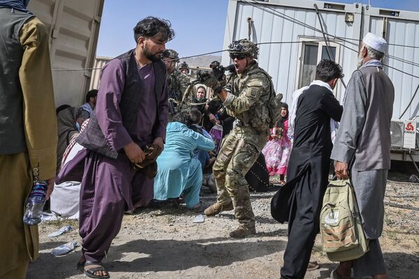 جندي أمريكي يهدد مواطنين أفغان في مطار كابول - سبوتنيك عربي
