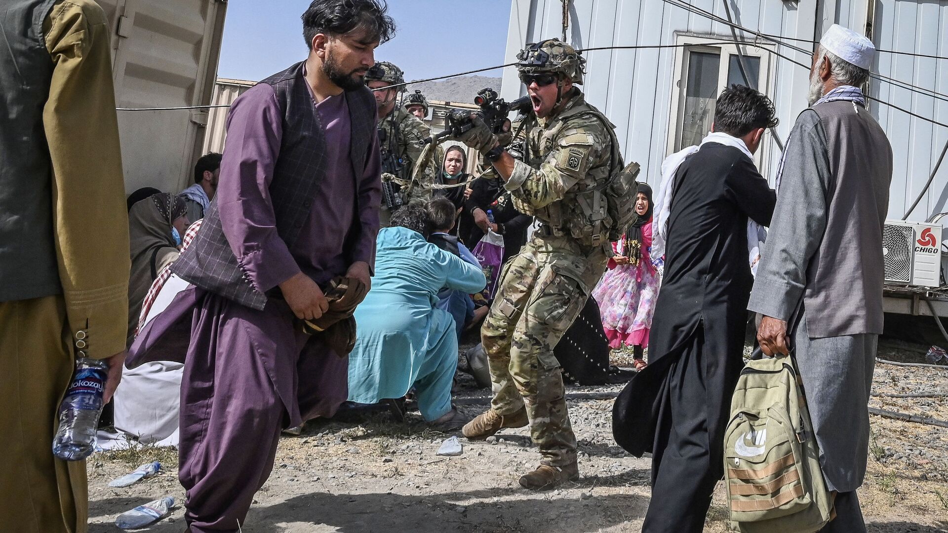 جندي أمريكي يهدد مواطنين أفغان في مطار كابول - سبوتنيك عربي, 1920, 18.08.2021