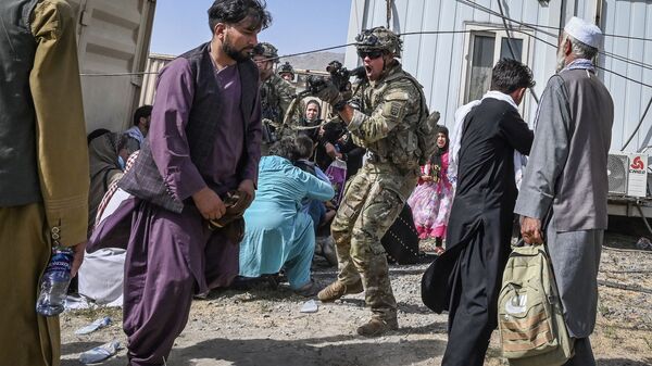 جندي أمريكي يهدد مواطنين أفغان في مطار كابول - سبوتنيك عربي