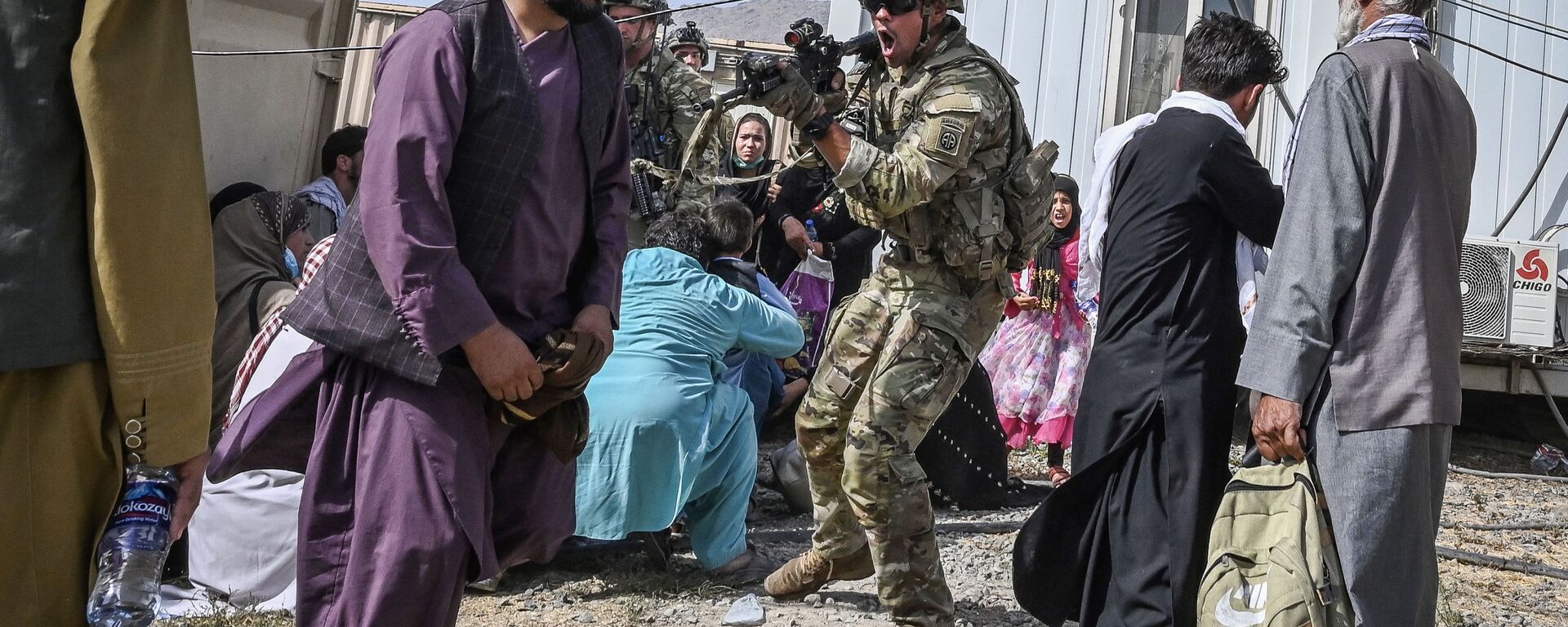 جندي أمريكي يهدد مواطنين أفغان في مطار كابول - سبوتنيك عربي, 1920, 06.04.2023