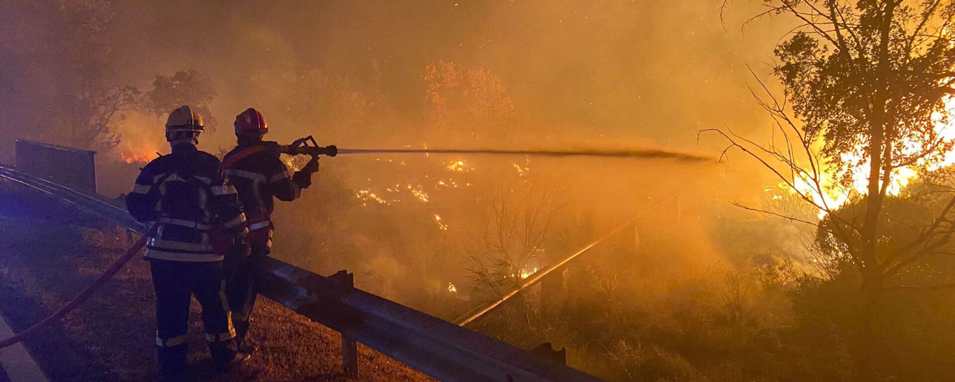 فرق الإطفاء تكافح حريق غابات ضخما في جنوب فرنسا - سبوتنيك عربي, 1920, 24.07.2022