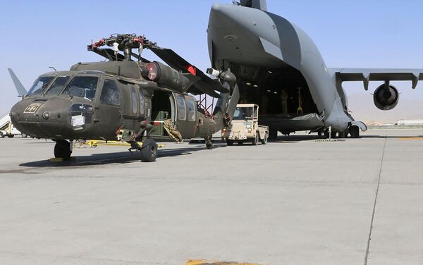 تحميل مروحية عسكرية على متن طائرة النقل العسكري الأمريكية سي 17 غلوب ماستر 3 - سبوتنيك عربي