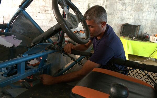 فلسطيني يصنع اول سيارة سباق سريعة في قطاع غزة - سبوتنيك عربي
