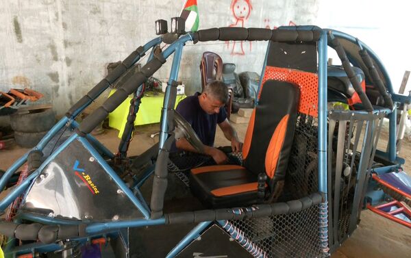 فلسطيني يصنع اول سيارة سباق سريعة في قطاع غزة - سبوتنيك عربي