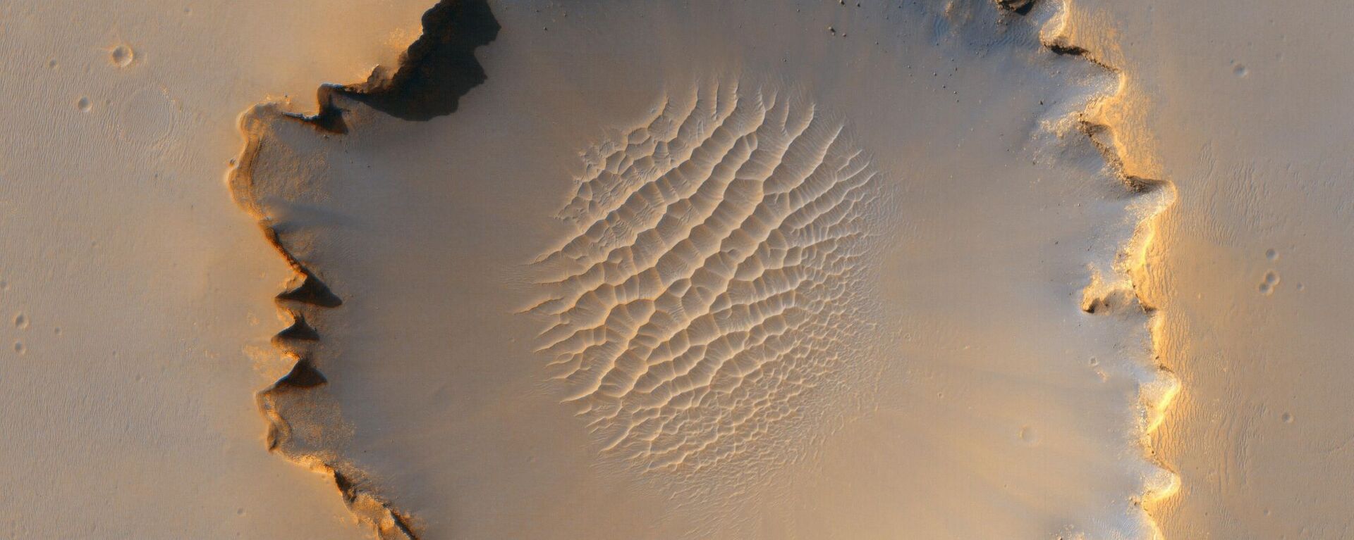فوهة من كوكب المريخ  - سبوتنيك عربي, 1920, 19.09.2021