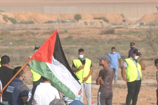 إصابة عشرات الفلسطينيين خلال مظاهرات قرب السياج الفاصل في قطاع غزة - سبوتنيك عربي