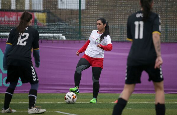 في هذه الصورة التي التقطت في 9 أبريل 2018 ، تحضر قائدة كرة القدم النسائية الأفغانية السابقة خالدة بوبال (وسط) دورة تدريبية في جنوب لندن. - سبوتنيك عربي