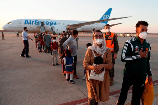 نيلوفار بيات، كابتن فريق كرة السلة الأفغاني، تصل إلى جانب مواطنيها الذين تم إجلاؤهم من كابول في قاعدة توريجون الجوية في توريجون دي أردوز، خارج مدريد، إسبانيا، 20 أغسطس 2021 - سبوتنيك عربي