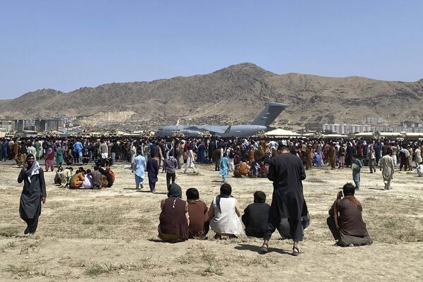 في 16 أغسطس 2021، صورة ملف تجمع مئات الأشخاص بالقرب من طائرة نقل تابعة للقوات الجوية الأمريكية من طراز سي-17، على طول محيط المطار الدولي في كابول، أفغانستان. - سبوتنيك عربي