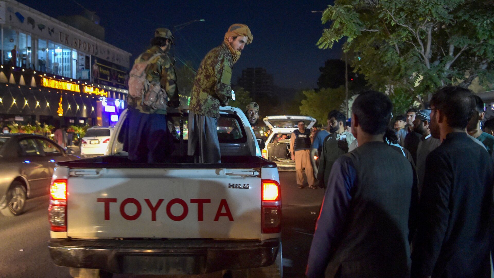 عناصر تنظيم طالبان خارج مشفى، حيث ينم احضار جرحى عمليات انفجار ارهابية في مطار كابول، أفغانستان 26 أغسطس 2021 - سبوتنيك عربي, 1920, 24.10.2021
