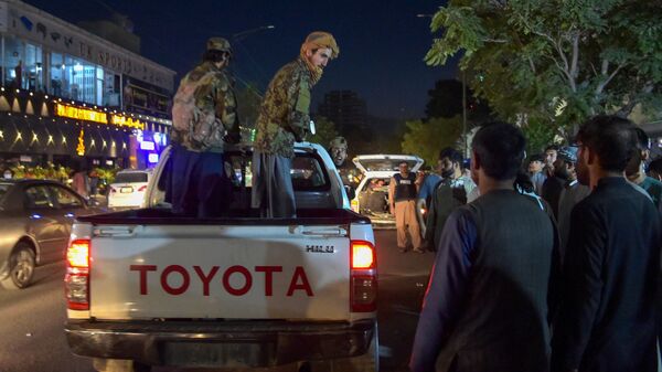 عناصر تنظيم طالبان خارج مشفى، حيث ينم احضار جرحى عمليات انفجار ارهابية في مطار كابول، أفغانستان 26 أغسطس 2021 - سبوتنيك عربي