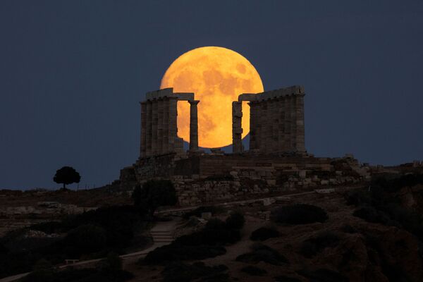 اكتمال القمر فوق معبد بويسدون في كيب سونيون بالقرب من مدينة أثينا، اليونان 21 أغسطس 2021 - سبوتنيك عربي