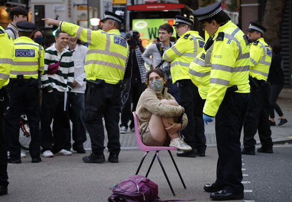 ضابط شرطة يتحدث إلى ناشط مناخي من جماعة تمرد ضد الانقراض وسط لندن، بريطانيا 24 أغسطس 2021 خلال سلسلة أعمال المجموعة التمرد المستحيل''. - سبوتنيك عربي