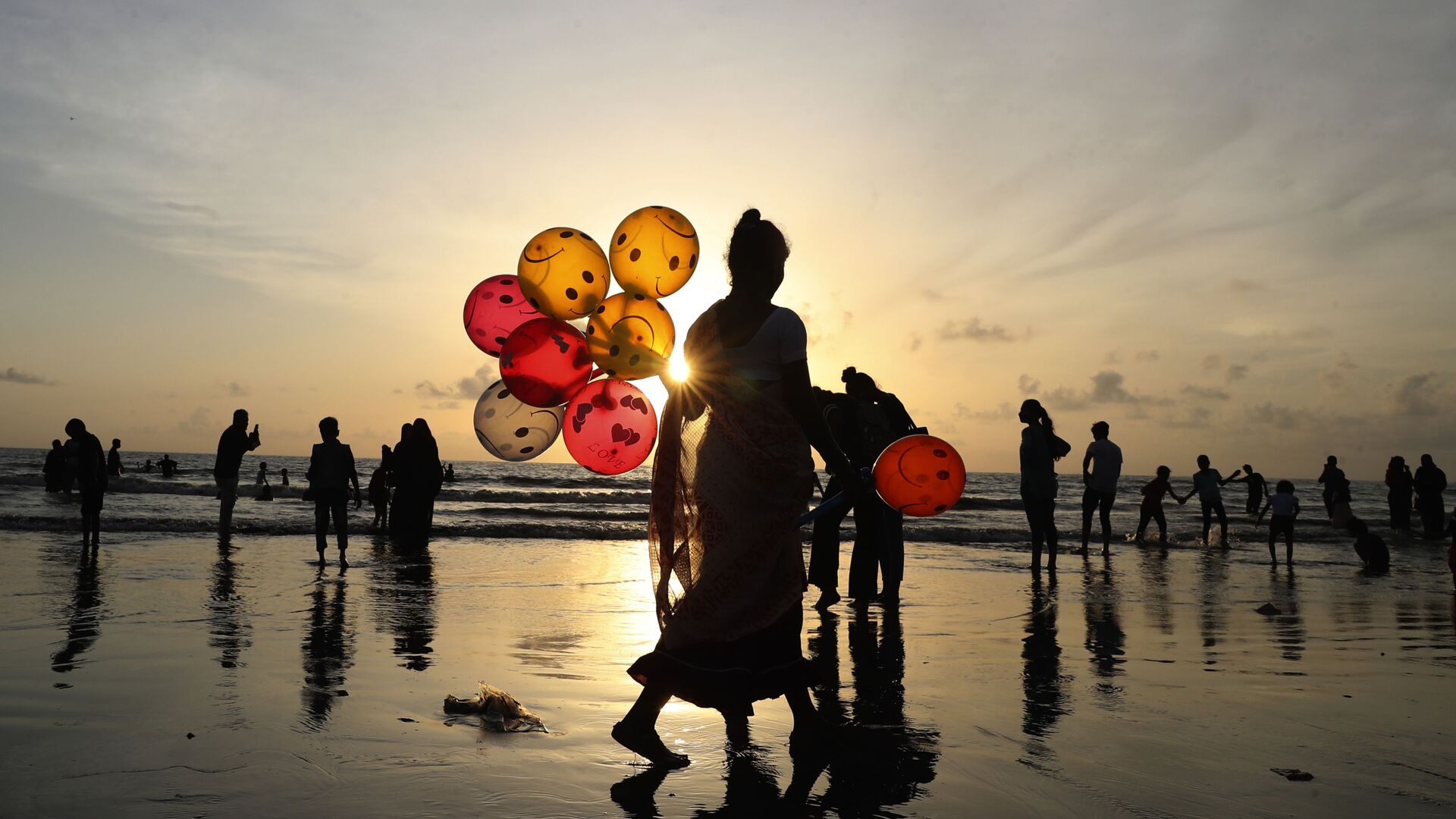 امرأة تبيع البلالين على شاطئ جوهو في مومباي، الهند 24 أغسطس 2021 - سبوتنيك عربي, 1920, 29.11.2021