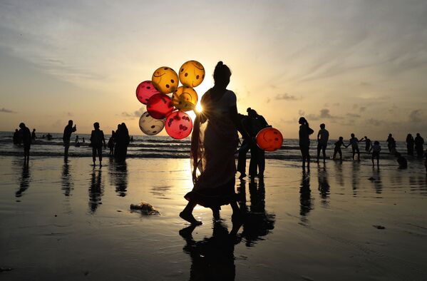 امرأة تبيع البلالين على شاطئ جوهو في مومباي، الهند 24 أغسطس 2021 - سبوتنيك عربي
