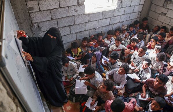 يحضر الطلاب اليمنيون دروسًا في مباني سكنية وتجارية غير مكتملة تم تحويلها إلى مدرسة وفصول دراسية في مدرسة الثلايا في مدينة تعز الثالثة في اليمن، 22 أغسطس 2021 - سبوتنيك عربي