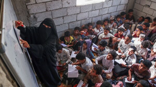 يحضر الطلاب اليمنيون دروسًا في مباني سكنية وتجارية غير مكتملة تم تحويلها إلى مدرسة وفصول دراسية في مدرسة الثلايا في مدينة تعز الثالثة في اليمن، 22 أغسطس 2021 - سبوتنيك عربي