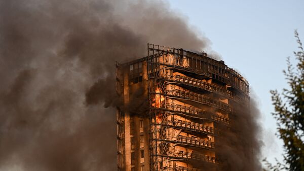اشتعال حريق هائل في مبنى سكني في مدينة ميلانو، إيطاليا 29 أغسطس 2021 - سبوتنيك عربي