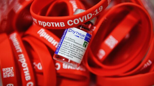 حملة تطعيم طلاب جامعة أورال الحكومية بـ لقاح سبوتنيك لايت، ضد كوفيد-19، يكاتيرينبورغ، روسيا 30 أغسطس 2021 - سبوتنيك عربي