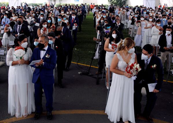 الأزواج خلال أول حفل زفاف جماعي منذ ظهور جائحة فيروس كورونا (كوفيد-19) في ليما، بيرو  28 أغسطس 2021 - سبوتنيك عربي