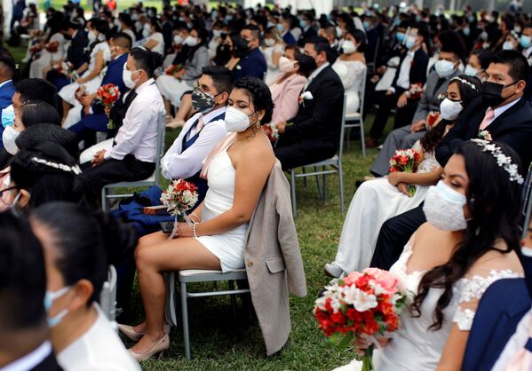 الأزواج خلال أول حفل زفاف جماعي منذ ظهور جائحة فيروس كورونا (كوفيد-19) في ليما، بيرو  28 أغسطس 2021 - سبوتنيك عربي