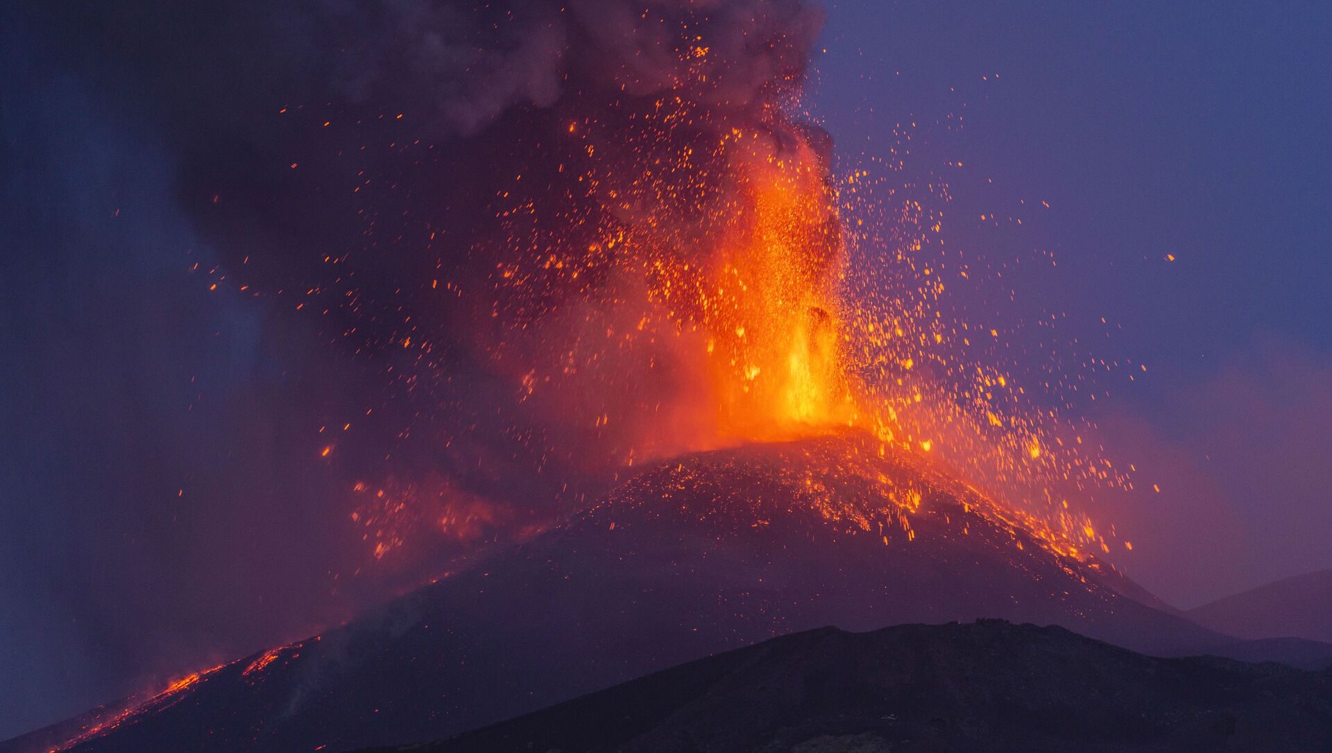 مشاهد من ثوران بركان إتنا في جزيرة صقلية، إيطاليا 9 أغسطس 2021 - سبوتنيك عربي, 1920, 19.09.2021