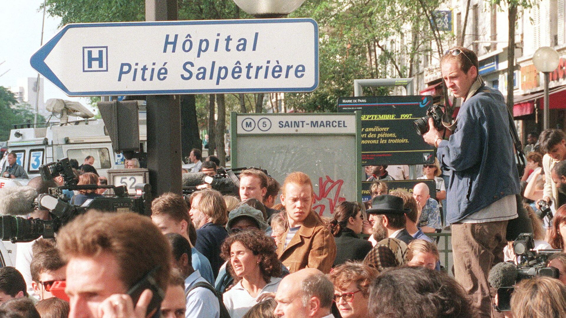 صور من الأرشيف - صحفيون ومراسلون أمام مستشفى بيتي سالبترير حيث توفيت الأميرة ديانا في باريس، فرنسا 31 أغسطس 1997 - سبوتنيك عربي, 1920, 24.11.2021