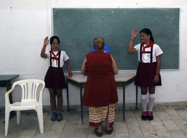 أطفال المدارس يرحبون بمدرستهم في هافانا، كوبا 19 أبريل 2019 - سبوتنيك عربي
