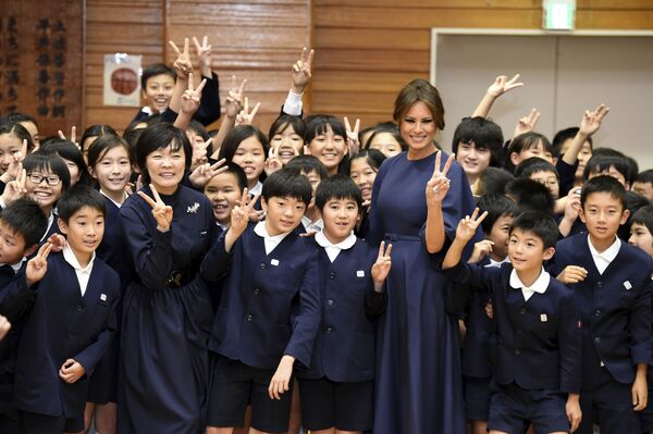السيدة الأولى السابقة الأمريكية ميلانيا ترامب تحيي تلاميذ مدرسة كيوباشي تسوكيجي في طوكيو، اليابان 6 نوفمبر 2017 - سبوتنيك عربي