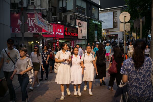 طلاب مدرسة يسيرون في أحد شوارع هونغ كونغ، 4 يوليو 2016 - سبوتنيك عربي