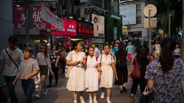 طلاب مدرسة يسيرون في أحد شوارع هونغ كونغ، 4 يوليو 2016 - سبوتنيك عربي