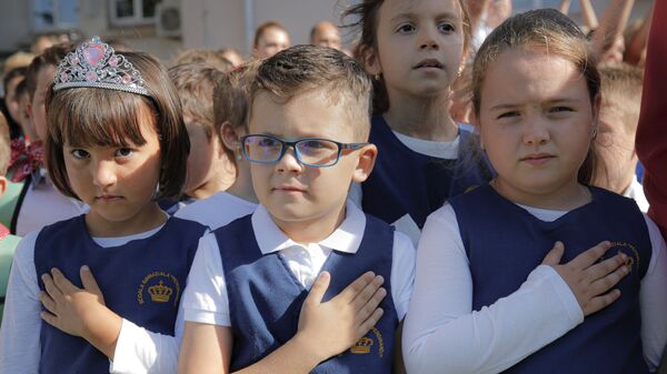 أطفال يضعون أيديهم على صدورهم عند عزف النشيد الوطني، خلال الاحتفالات بمناسبة بداية العام الدراسي في مدرسة فرديناند الأولى في بوخارست، رومانيا، 9 سبتمبر  2019 - سبوتنيك عربي