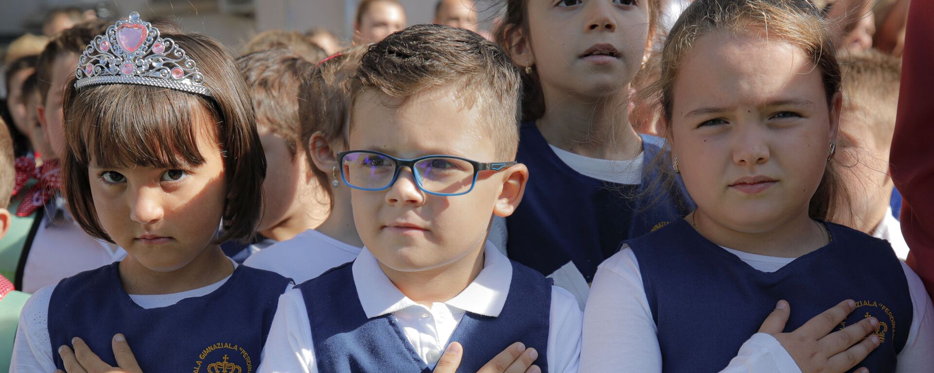 أطفال يضعون أيديهم على صدورهم عند عزف النشيد الوطني، خلال الاحتفالات بمناسبة بداية العام الدراسي في مدرسة فرديناند الأولى في بوخارست، رومانيا، 9 سبتمبر  2019 - سبوتنيك عربي, 1920, 22.03.2022