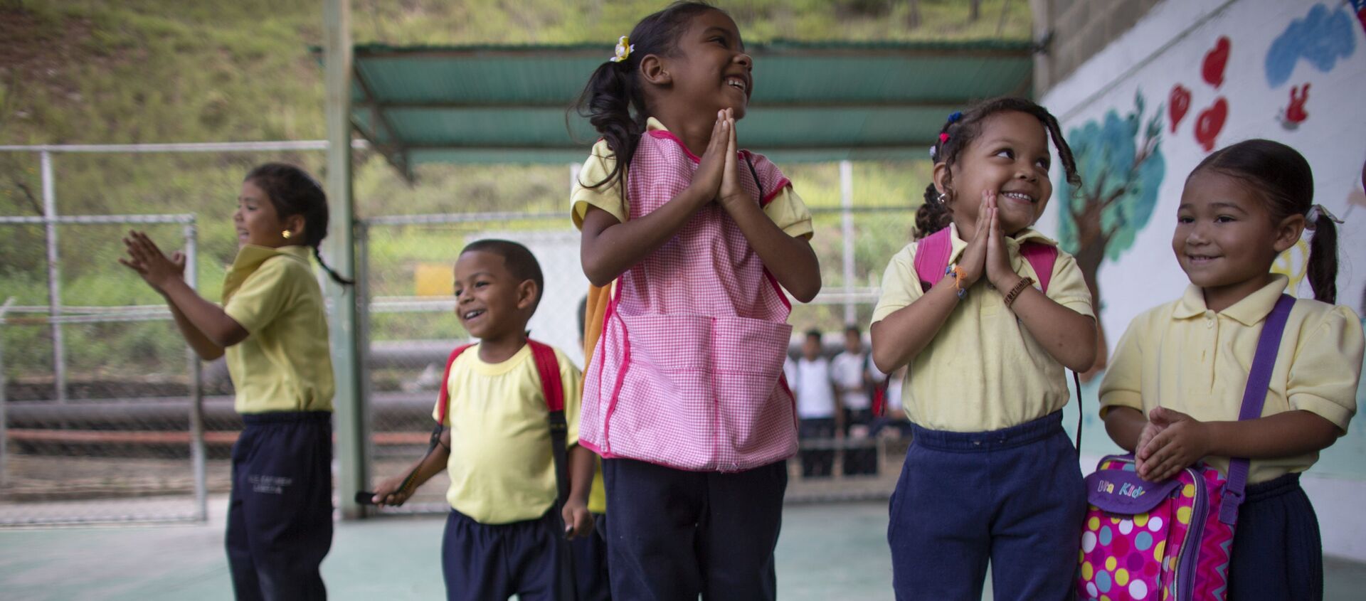 أطفال يقفزون ويبتسمون أثناء الفصل في مدرسة في كاراكاس، فنزويلا 7 أكتوبر 2019 - سبوتنيك عربي, 1920, 12.09.2021