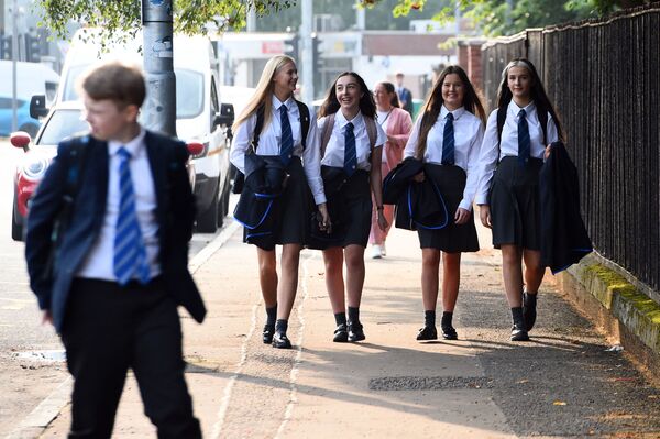تلاميذ مدرسة هوليرود في غلاسكو يعودون إلى بيوتهم، اسكتلندا 12 أغسطس 2020 - سبوتنيك عربي