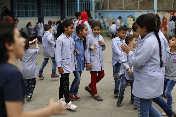 تلاميذ، لاجئون فلسطينيون من سوريا، في ساحة مدرسة جفنة الابتدائية التابعة لمنظمة الأونروا في البقاع، لبنان، 22 مايو 2018 - سبوتنيك عربي
