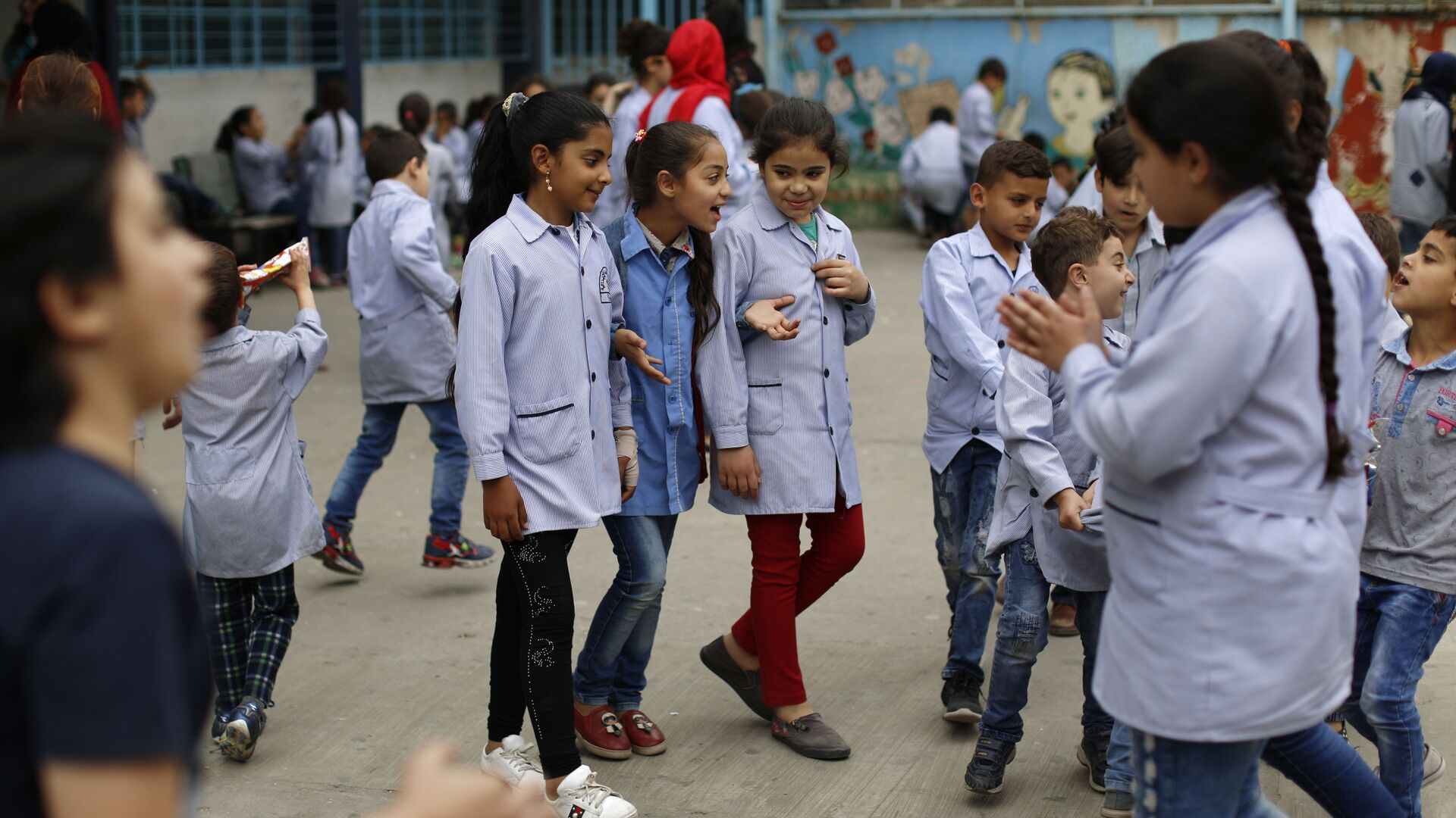 تلاميذ، لاجئون فلسطينيون من سوريا، في ساحة مدرسة جفنة الابتدائية التابعة لمنظمة الأونروا في البقاع، لبنان، 22 مايو 2018 - سبوتنيك عربي, 1920, 18.10.2021