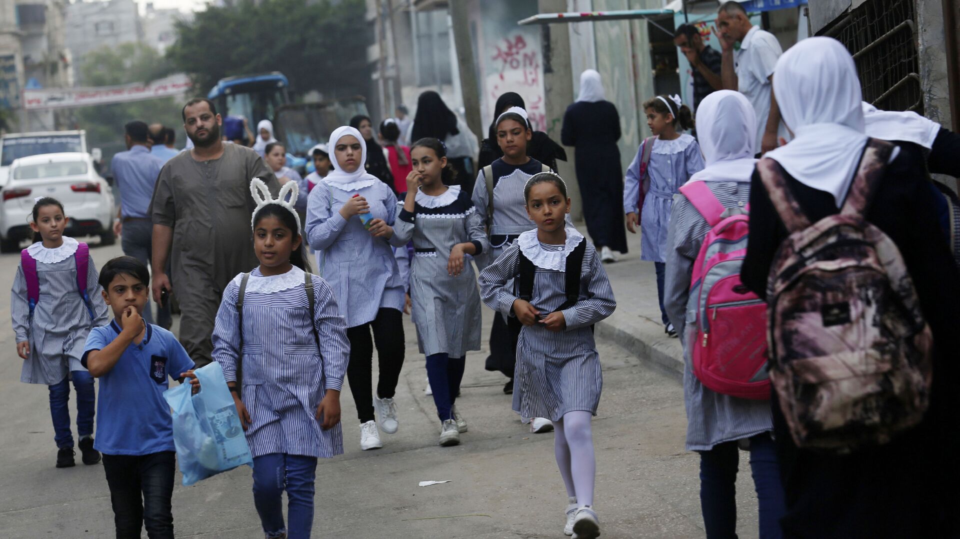 تلاميذ وطلاب مدارس الأونروا يتوجهون إلى المدراس مخيم الشاطئ، قطاع غزة، فلسطين 8 أغسطس 2020 - سبوتنيك عربي, 1920, 12.09.2021