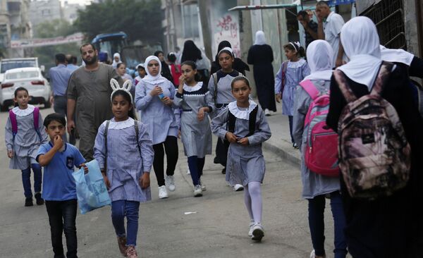 تلاميذ وطلاب مدارس الأونروا يتوجهون إلى المدراس مخيم الشاطئ، قطاع غزة، فلسطين 8 أغسطس 2020 - سبوتنيك عربي