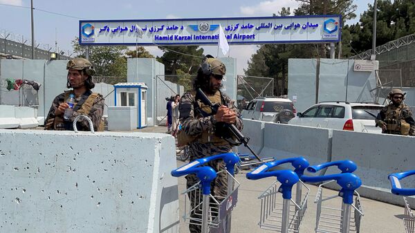 عناصر حركة طالبان تسيطر على مدخل مطار حامد كرزاي الدولي في كابول، أفغانستان 31 أغسطس 2021 - سبوتنيك عربي